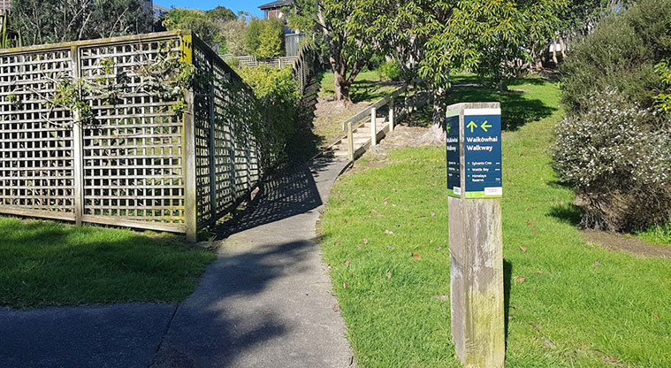 Pae-mohani / Manukau Domain Path - There are two access options back on to Sylvania Crescent.