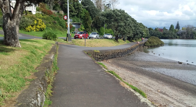 Panmure Basin Path - Lagoon Drive start of the path heading north.