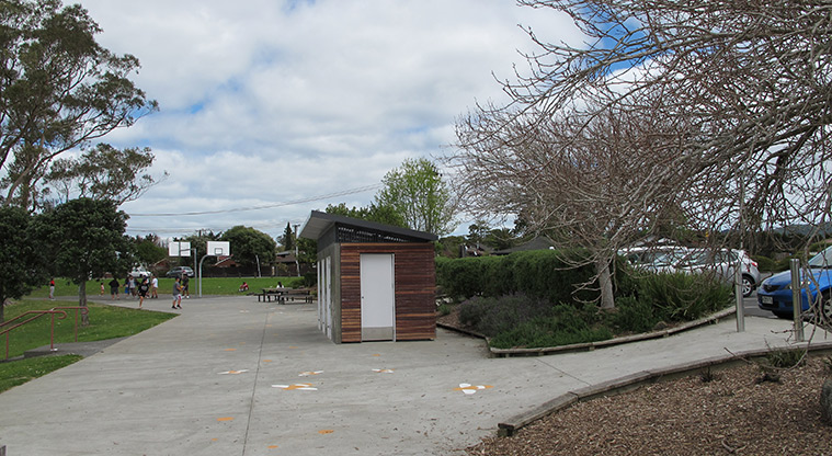 Parrs Park Path - Public toilet and basketball court.