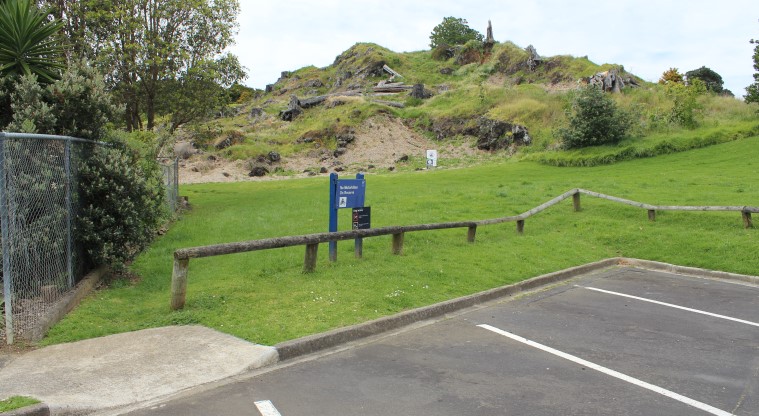 Ōhuiarangi / Pigeon Mountain Path - Access to the path from the car park. Head around the back of the kindergarten, keeping it on your left.