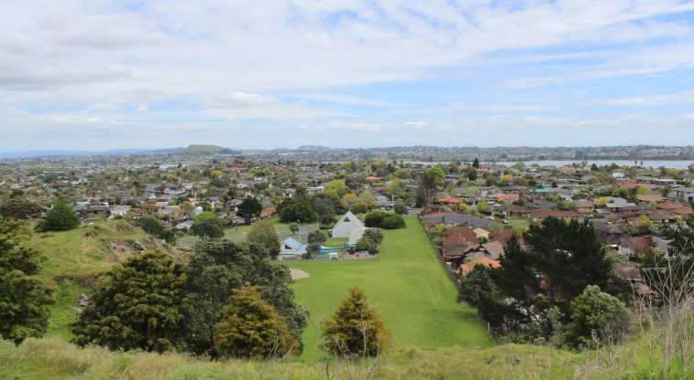 Ōhuiarangi / Pigeon Mountain Path - View toward the city centre, where you can spot the Sky Tower.