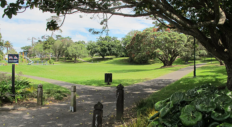 Potters Park Path - Balmoral road entrance