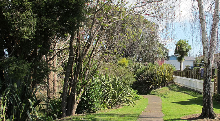 Pāhurehure Esplanade Path – Path through bush on northern side of inlet.