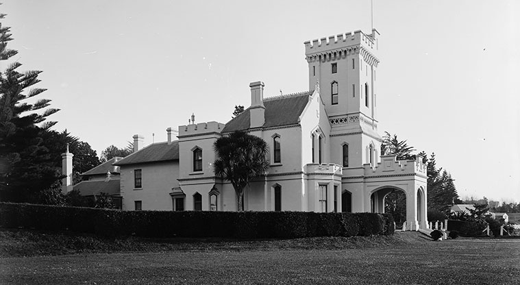 Remuera Loop Path - Garden Road used to be driveway to Ladies’ College shown here. Sir George Grey Special Collections, Auckland Libraries, 1497-914.