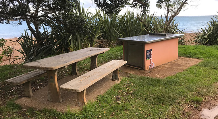 Rocky Bay Beachfront Path - Kuakarau Bay has a gas BBQ and plenty of space for the whānau.