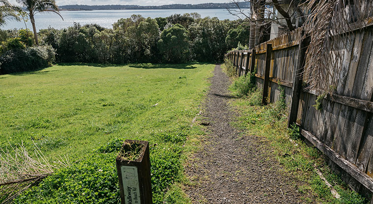 Te Atatū Harbourside Path - Path start off Spinnaker Drive.