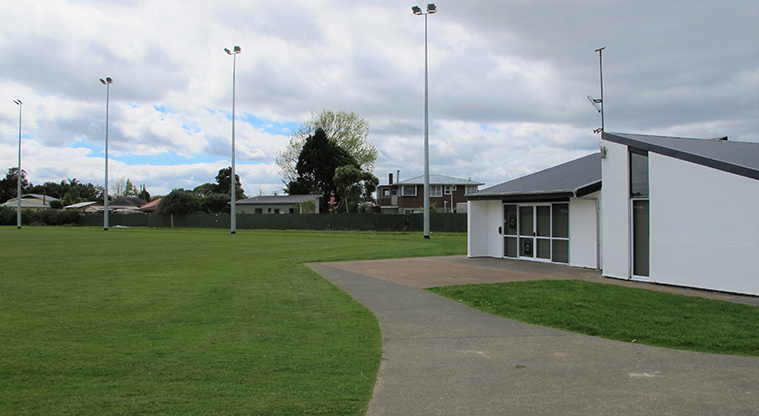 Te Atatū Peninsula Park Path – Path start point.