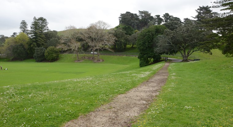 Te Pane o Mataoho / Te Ara Pueru / Māngere Mountain Path - A typical section of the gravel path.
