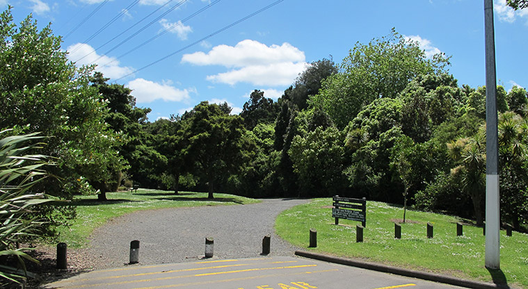 Tōtara Bridle Path - Path entry through car park.