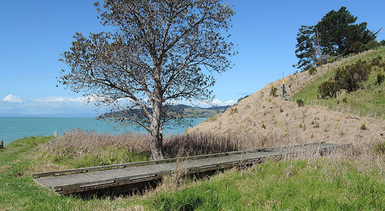 Waitawa Kotare Path - Keep to the path.