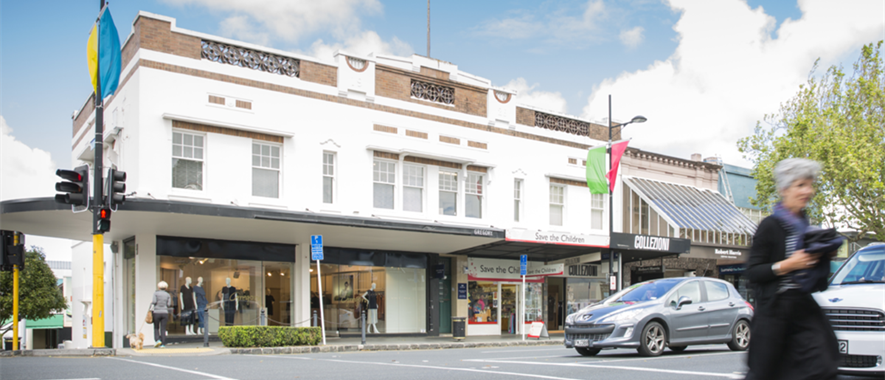 A street with shops in Remuera.